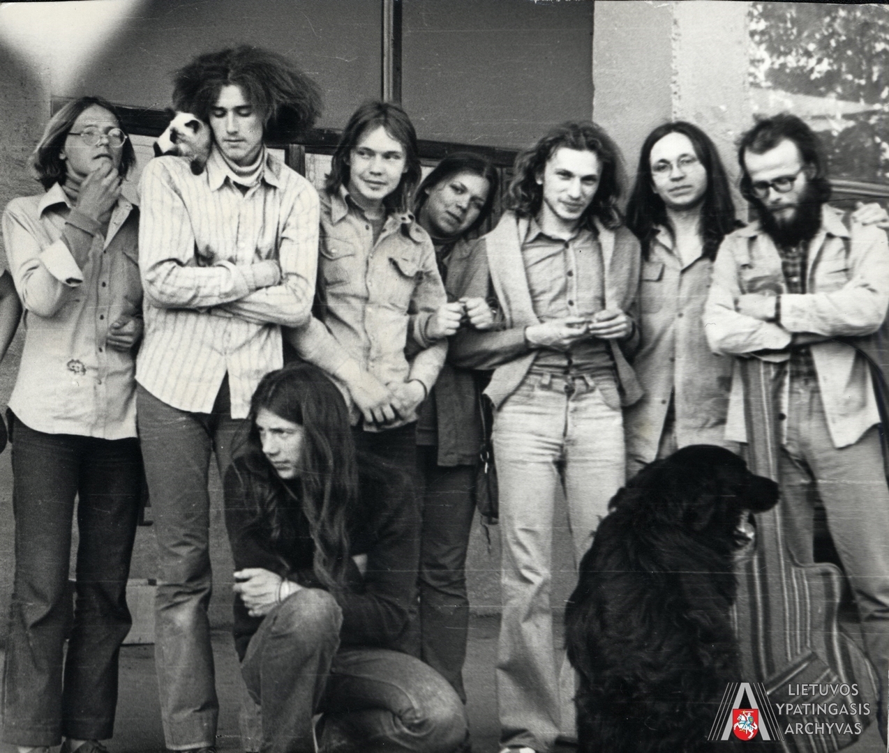 Hipių judėjimui prijautę nenustatyti jaunuoliai. Fotonuotrauka rasta tarp Lietuvos SSR valstybės saugumo komiteto (KGB) Kauno miesto skyriaus dokumentų. 1978‒1990 metai. LIETUVOS YPATINGOJO ARCHYVO (LYA, f. K-18, ap. 2, b. 271, l. 1-13) nuotr.
