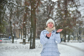 Netrukus sueis trys mėnesiai, kai Panevėžio greitosios medicinos pagalbos stoties komandą papildė slaugytoja – karo pabėgėlė ukrainietė Krystyna Vintsiunaite. Ukrainą užpuolusi Rusija šią jauną moterį atplėšė nuo vyro, jos dukrelę Kateryną – nuo tėčio. Felčerės išsilavinimą turinti Krystyna dėl karo nespėjo tapti vaikų gydytoja. Bėgti iš karo zonos jai teko iki ilgų medicinos studijų pabaigos telikus vos pusantrų metų.