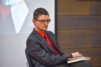 Pavadinimą šventiniam Kalėdų pasikalbėjimui su artėliau esančiais padiktavo kaunietės bičiulės Aldonos Ruseckaitės romanas apie Vytautą Mačernį „Dūžtančios formos“.