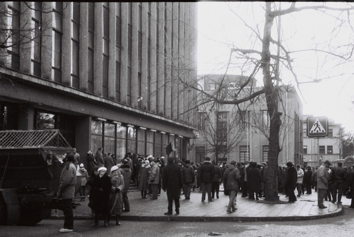 Panevėžiečiai prie Telefono-telegrafo stoties pastato 1991 metų sausio 13 dieną. PANEVĖŽIO KRAŠTOTYROS MUZIEJAUS RINKINIŲ (J. Vaupšo) nuotr.