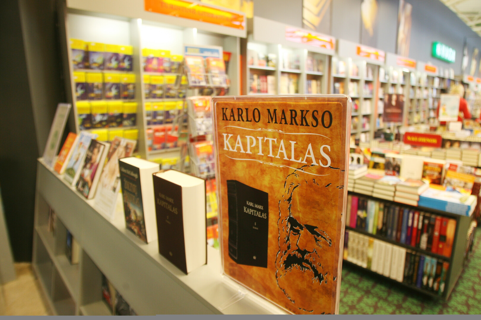 Skaityti ar neskaityti tam tikro žanro knygas, šiandien renkamės patys. O buvo laikai, kai politinė literatūra buvo kište kišama – platinama net įmonėse ir gamyklose. PB ARCHYVŲ nuotr.