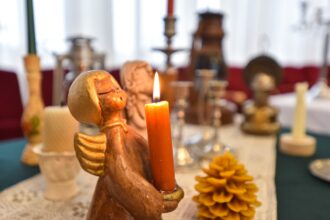 Laisvės gynėjų dieną Paįstryje duris atvėrė unikali paroda – žvakidžių, žibintų, deglų.