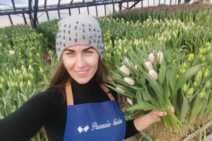 Nors žiema spardosi iš paskutiniųjų, vis dažniau išlendanti saulė ir įvairiaspalviais gėlių žiedais besidažantys prekystaliai primena, kad pavasaris – čia pat.