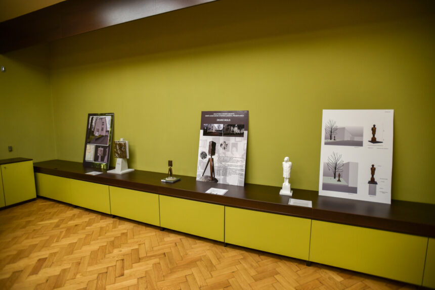 Vienam garsiausių kraštiečių, skulptoriui Juozui Zikarui atminimo ženklą prieš metus suplanavęs pastatyti Panevėžys liko savotiškai skolingas šiam iškiliam menininkui.