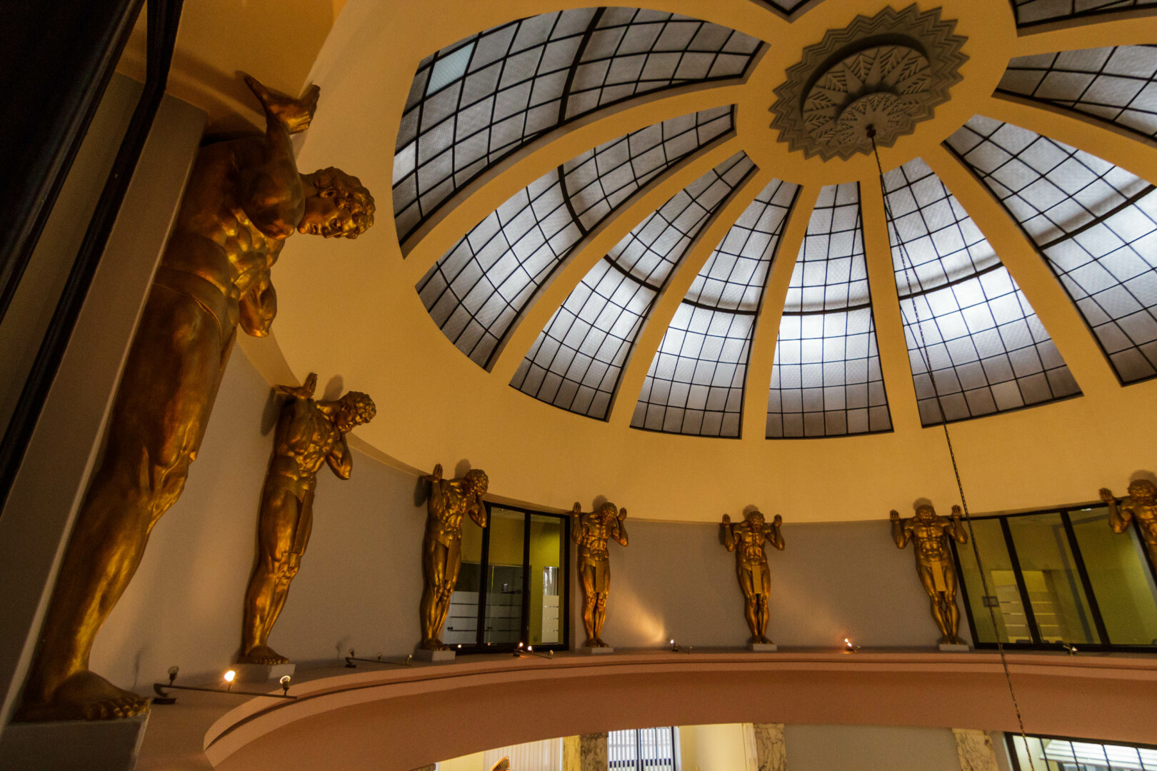 Buvusio banko skliautą puošiantys didžiojo skulptoriaus kurti Atlantai jau daugiau nei porą metų užrakinti nuo pašalinių akių. PB nuotr.