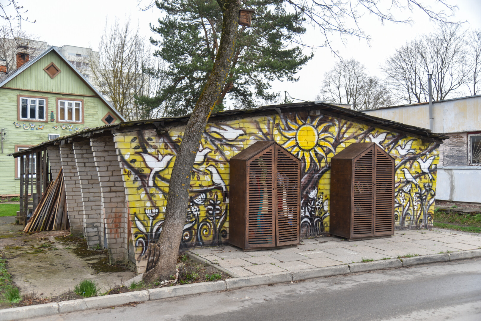 Išskirtinio dizaino knygų ir drabužių spintose daiktais keičiasi ne tik bendruomenės nariai, bet ir praeiviai. P. ŽIDONIO nuotr.