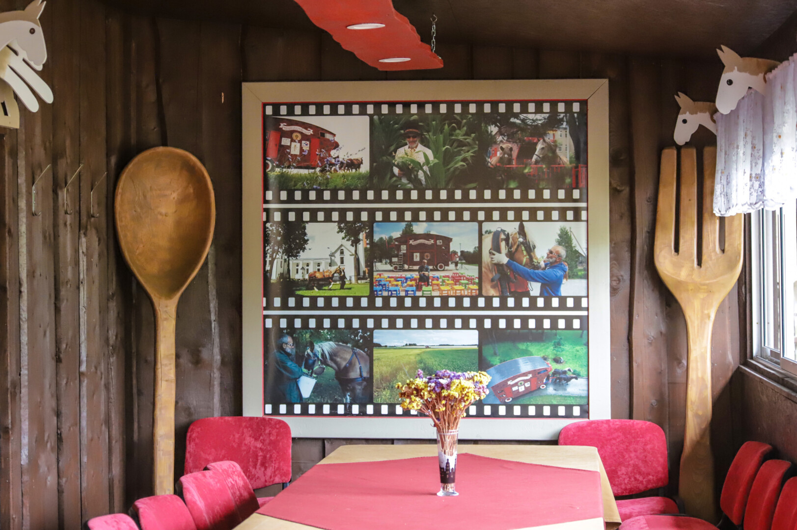 Nuo mažumės apie savo lėlių teatrą svajojęs menininkas savotiškai ruošiasi tam laikui, kai nebegalės dirbti – tuomet kasdien galės „žaisti“ savo paties teatre, įkurtame buvusiame tvarte. I. Stulgaitės-Kriukienės nuotr.