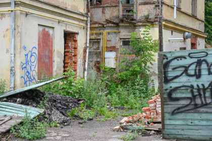 Delsimas, o kartais ir akivaizdus ignoravimas imtis daugiabučio remonto gali skaudžiai atsirūgti. Jau prieš gerą pusmetį teismas įpareigojo Panevėžio centro gėda ir bėda tapusio Vasario 16-osios gatvės 11-ojo daugiabučio bendriją sutvarkyti begriūvančią namo dalį. Visgi statybininkų čia nematyti iki šiol.