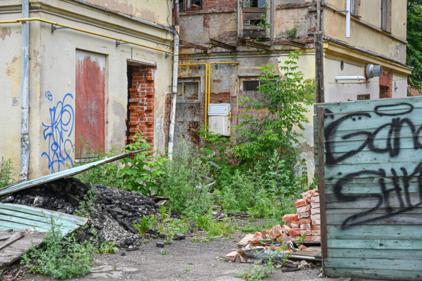Delsimas, o kartais ir akivaizdus ignoravimas imtis daugiabučio remonto gali skaudžiai atsirūgti. Jau prieš gerą pusmetį teismas įpareigojo Panevėžio centro gėda ir bėda tapusio Vasario 16-osios gatvės 11-ojo daugiabučio bendriją sutvarkyti begriūvančią namo dalį. Visgi statybininkų čia nematyti iki šiol.