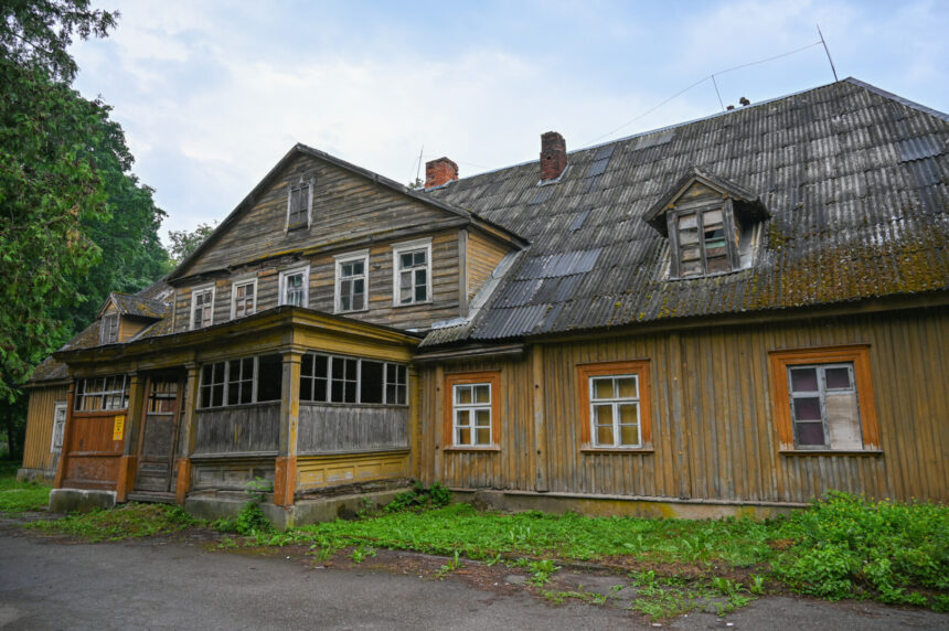 Garsiųjų Radvilų valdytas, vėliau Karpių perimtas, sovietmečiu nacionalizuotas garsusis Liberiškio dvaras už mažiau nei poros dešimčių kilometrų nuo Panevėžio dabar virtęs pavojingu objektu, pro kurį rizikinga net praeiti.