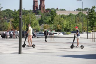 Patogi ir žaibiškai išpopuliarėjusi susisiekimo priemonė paspirtukas atsidūrė visuomenės ir politikų diskusijų epicentre.