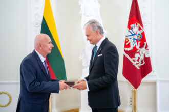 Švenčiant Lietuvos karaliaus Mindaugo karūnavimo dieną, šaliai nusipelniusiems ir jos vardą pasaulyje garsinusiems beveik aštuonioms dešimtims Lietuvos ir užsienio piliečių prezidentūroje įteikti valstybiniai apdovanojimai.