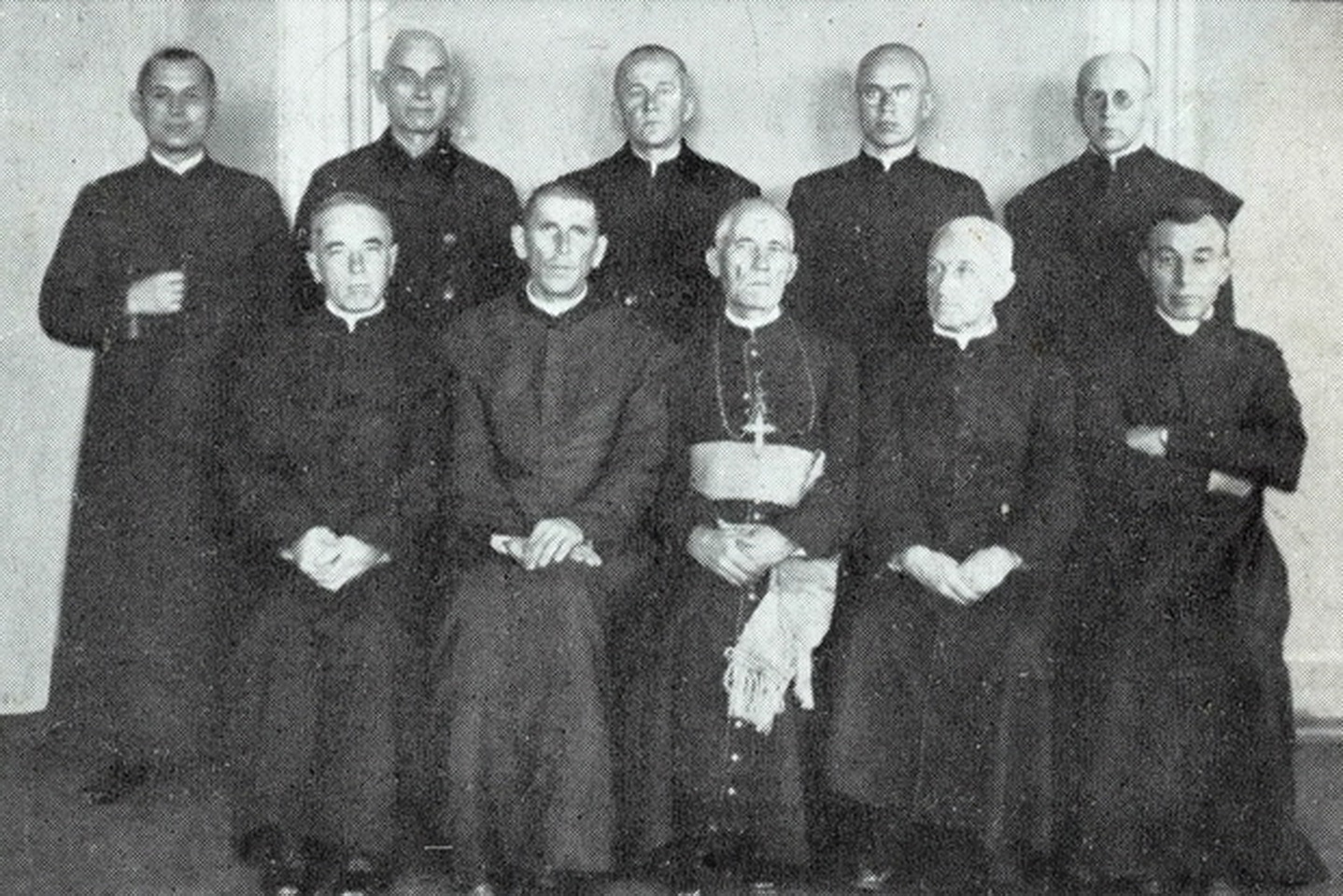 Pagal 1933 metų spalio 5 dieną pasirašytą Lietuvos ir Sovietų Sąjungos protokolą, į Lietuvą mėnesio pabaigoje atvyko 18 Sovietų Sąjungoje kalintų asmenų. Iš jų 15 buvo dvasininkai (nuotraukoje viršuje – laisvoje Lietuvoje savo luomo, apačioje – kalinių drabužiais). Viršuje iš kairės į dešinę sėdi: kunigai Vincentas Deinis, Vytautas Paškevičius, J.E. vyskupas Teofilius Matulionis, kunigai Vincentas Ilginas, Jonas Paulavičius; stovi: kunigai Kazimieras Juršanas, Jonas Ladyga, Mykolas Būgenis, Ladislovas Čegis, Augustinas Pronckietis. Apačioje sėdi: kunigas Vytautas Paškevičius, J.E. vyskupas Teofilius Matulionis, kunigas Vincentas Ilginas; stovi: kunigai Vincentas Deinis, Kazimieras Juršanas, Jonas Ladyga, Augustinas Pronckietis, Mykolas Būgenis, Jonas Paulavičius, Ladislovas Čegis. Lietuvos ypatingojo archyvo nuotrauka (LYA, f. K-30, ap. 1, b. 31, l. 379-11, 379-11ap.) 