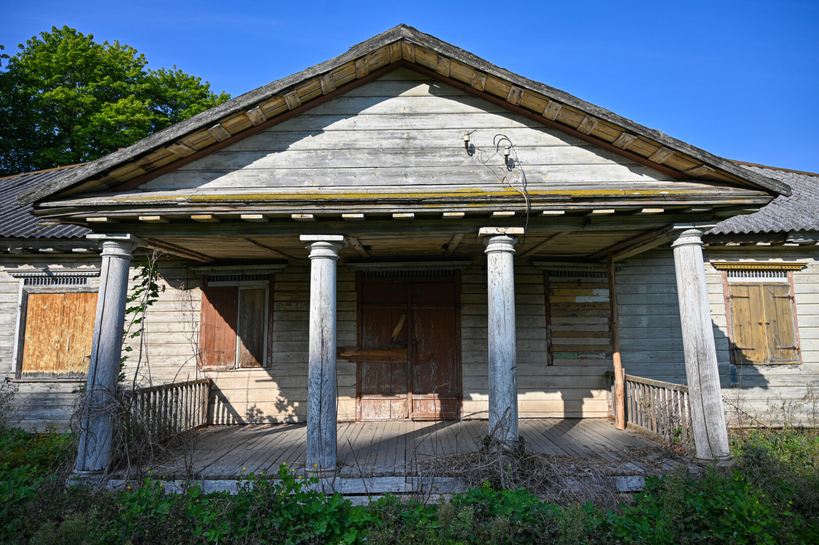 Ponų namą puošia medinės kolonos. P. ŽIDONIO nuotr. 