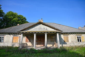 Panevėžio rajone, vos už poros kilometrų nuo Skaistgirių važiuojant Pušaloto link, dėmesį patraukia kairėje kelio pusėje besidriekianti šimtamečių medžių alėja, o gerai įsižiūrėjus tolumoje matyti ir medinės dvaro kolonos.