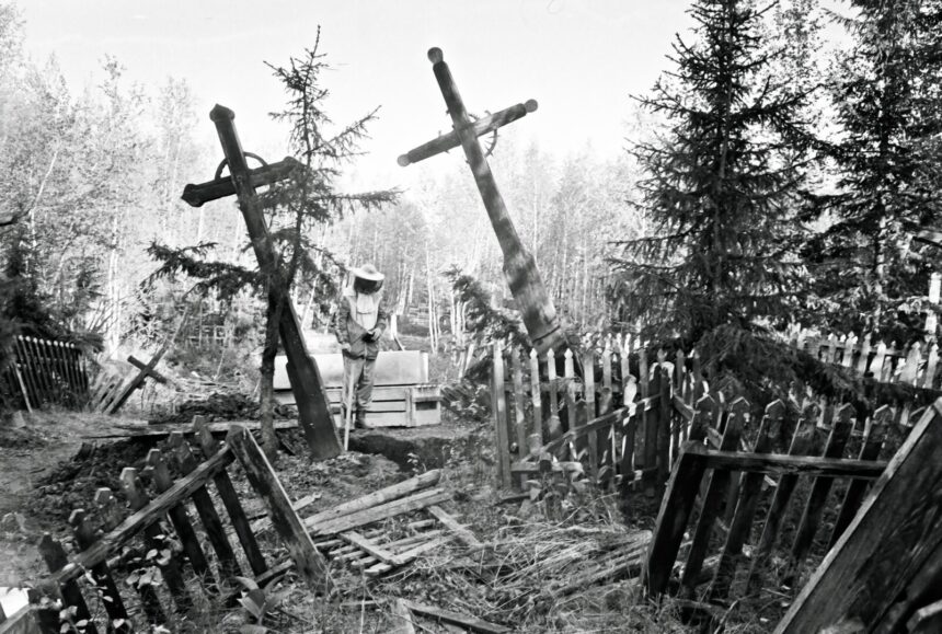 Sibiro ir Kazachstano platybėse amžinojo poilsio atgulė tūkstančiai represuotų lietuvių. Dalies jų kapai bėgant dešimtmečiams išnyko ar buvo sunaikinti, kiti atsidūrė bendrose kapavietėse. Tačiau kuriuos galėjo, lietuviai – tarp jų ir panevėžiečiai – artimųjų palaikus susigrąžino. Ir padarė tą Lietuvai dar tebesant Sovietų Sąjungoje.