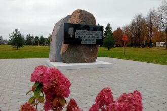 Panevėžio rajone esančių Jotainių pačiame centre, kelių, vedančių į Ramygalą, Vadoklius, Panevėžį sankirtoje, stūkso didumu pribloškiantis ir netgi gluminantis paminklas.