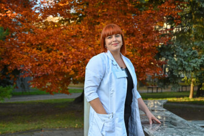 „Mes, slaugytojai, labiau pratę, kad kiti apie mus šnekėtų“, – kuklinasi bemaž ketvirtį amžiaus sunkiausiomis gyvenimo akimirkomis kitais besirūpinanti Giedrė Balčiūnienė. Ko jau ko, bet šiai slaugytojai kuklintis reikėtų mažiausiai.