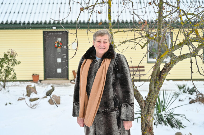 Prie Upytės besišliejančioje Tarnagaloje, šalia kelio į Krekenavą, stūkso senutėlė dviejų galų troba, juokais pavadinama pakelės namais.