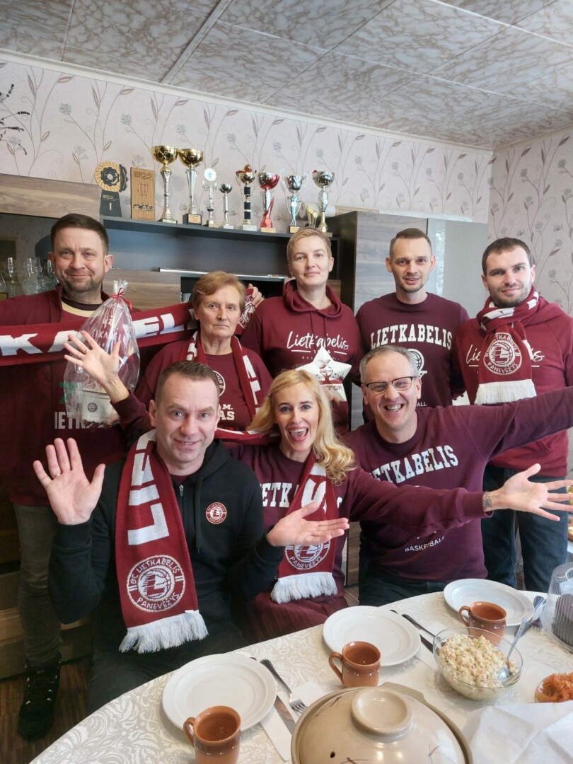 Valentinai Valuškienei įteikti sausio mėnesio žvaigždę į jos namus sugužėjo būrys „Lietkabelio“ aistruolių. ASMENINIO ARCHYVO nuotr.