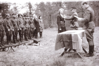 Dar tebevykstant ginkluotam pasipriešinimui sovietams, Lietuvos kovotojai sulaukė pirmųjų apdovanojimų šiame oficialiai neskelbtame kare su okupantais.