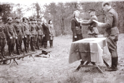 Dar tebevykstant ginkluotam pasipriešinimui sovietams, Lietuvos kovotojai sulaukė pirmųjų apdovanojimų šiame oficialiai neskelbtame kare su okupantais.