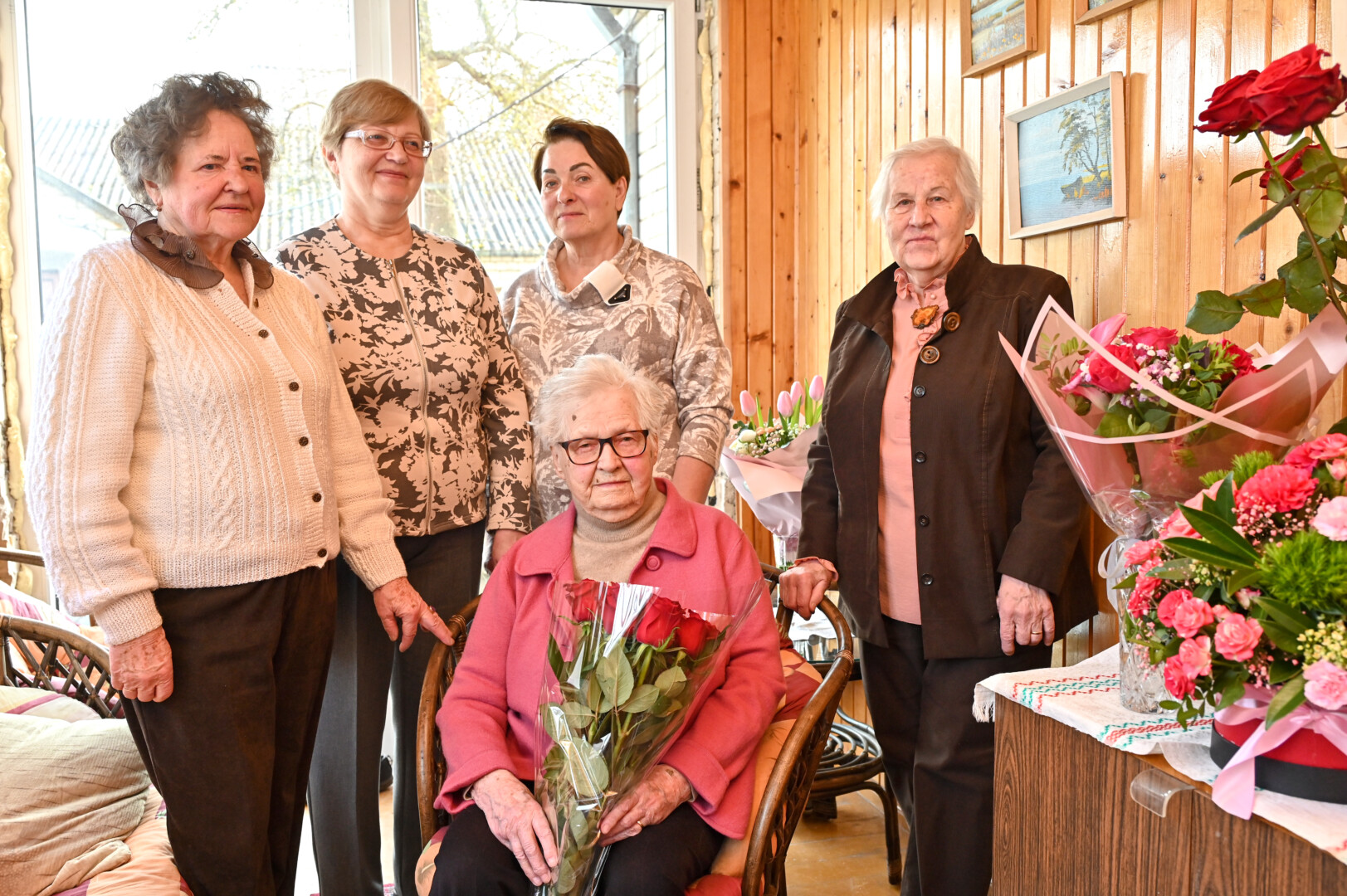 Su jubiliejumi pasveikinti atėjusias bičiules A. Mikulskienė ragino nesismulkinti ir užkvietė į savo 150-ąjį gimtadienį. G. Kartano nuotr.