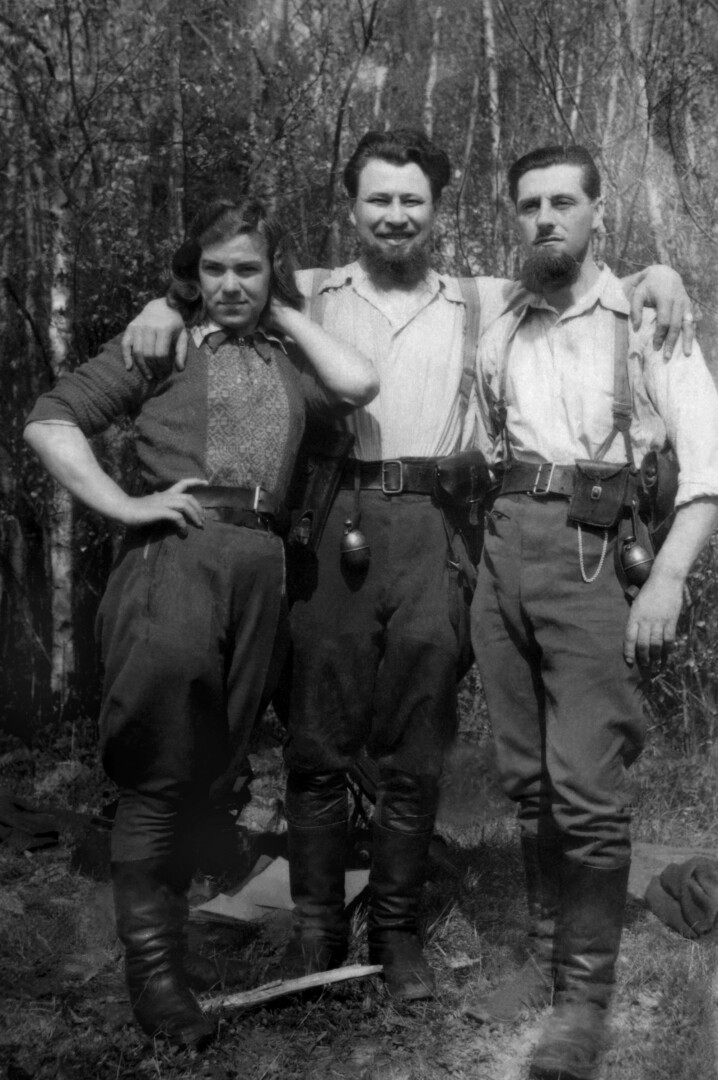 Bronė Tarutytė-Berniukas (nuotraukoje greta Vyčio apygardos vado Alfonso Smetonos-Žygaudo ir su štabo nariu Alfonsu Gritėnu-Skaliku) buvo viena partizanių, pasirinkusių ne moterišką slapyvardį. LIETUVOS GYVENTOJŲ GENOCIDO IR REZISTENCIJOS TYRIMO CENTRO nuotr.