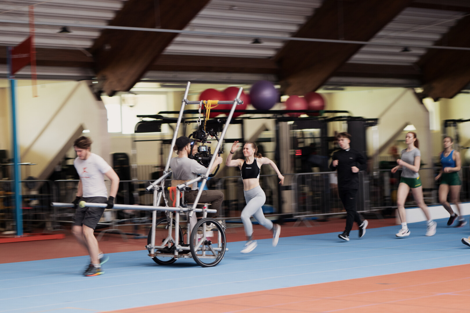 Komandai susipažinus su Panevėžio maniežo erdvėmis paaiškėjo, jog ši vieta ideali filmuoti. U. BAGDONAVIČIAUS nuotr.