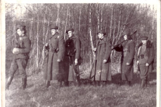 Antrojo pasaulinio karo frontui griaudėjant į Vakarus ir Lietuvoje prasidėjus antrajai sovietų okupacijai, atėjūnus pasitiko pirmieji ginkluotojo pasipriešinimo dalyviai – jau 1944-aisiais Panevėžio krašte pradėję kurtis partizanų junginiai.