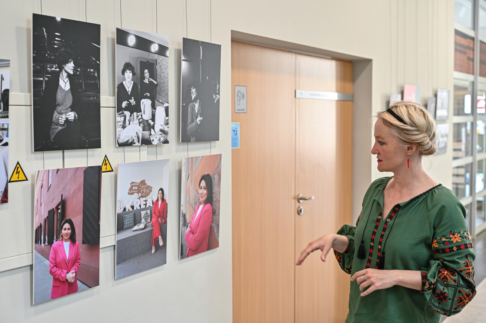 Svitlana Diduch-Romanenko per fotografijas kalba apie karo pabėgėlių moterų patirtis Lietuvoje. G. KARTANO nuotr.