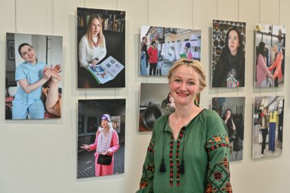 Kai rusija užpuolė Ukrainą, šios šalies Rašytojų sąjungos narė, literatūrinių premijų laureatė Svitlana Diduch-Romanenko su paaugliu sūnumi nuo karo baisumų prisiglaudė Panevėžyje ir čia gyvena iki šiol. Diplomuota muitininkė ir anglų kalbos vertėja Svitlana šiuo metu Panevėžio kolegijoje studijuoja kineziterapiją, o laisvalaikiu fotografuoja.