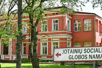 Vienoje didžiausių Panevėžio rajono socialinės globos įstaigų susiklostė neeilinė situacija – vienu metu iš pareigų pasitraukė visa jos valdžia – direktorius su pavaduotoja.