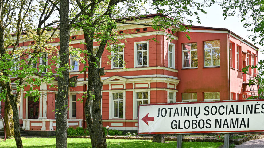 Vienoje didžiausių Panevėžio rajono socialinės globos įstaigų susiklostė neeilinė situacija – vienu metu iš pareigų pasitraukė visa jos valdžia – direktorius su pavaduotoja.