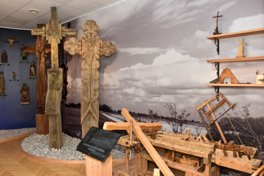 Panevėžio rajone išsaugoti devyni originalūs dievdirbio Vinco Svirskio kūriniai, iš jų trys kryžiai eksponuojami Panevėžio kraštotyros muziejuje, čia atkeliavę iš Krekenavos ir Ramygalos apylinkių. G. KARTANO nuotr.