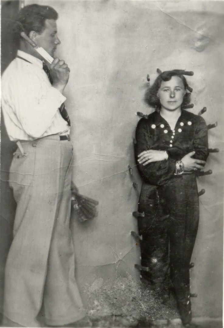 Taručiai Petras ir Aldona su peiliais. PANEVĖŽIO KRAŠTOTYROS MUZIEJAUS fondų nuotr.