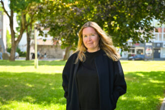 Skaitmeninės rinkodaros specialistei panevėžietei Laurai Gedminaitei netenka skaičiuoti centų, tačiau jai tikrai nėra gėda drabužius pirkti tik dėvėtų parduotuvėse, susirinkti tuščią tarą ar nuo konteinerio parsinešti kažkieno išmestų kėdžių.