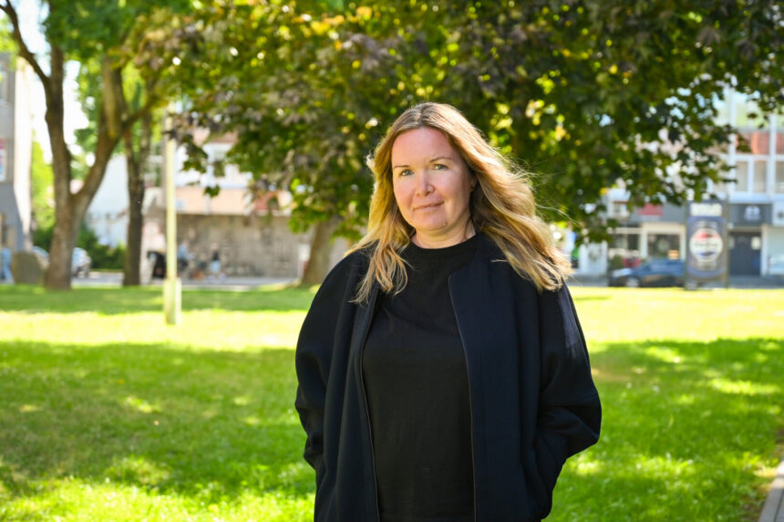 Skaitmeninės rinkodaros specialistei panevėžietei Laurai Gedminaitei netenka skaičiuoti centų, tačiau jai tikrai nėra gėda drabužius pirkti tik dėvėtų parduotuvėse, susirinkti tuščią tarą ar nuo konteinerio parsinešti kažkieno išmestų kėdžių.