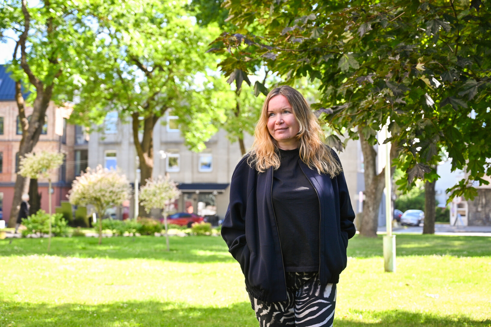 Panevėžietė Laura Gedminaitė jau daugybę metų tiek sau, tiek ir septynmečiui sūnui drabužius perka tik dėvėtų parduotuvėse. Tvarų gyvenimo būdą panevėžietė atrado būdama Danijoje, o dabar nė nebeįsivaizduoja, kad galėtų būti kitaip. P. ŽIDONIO nuotr.