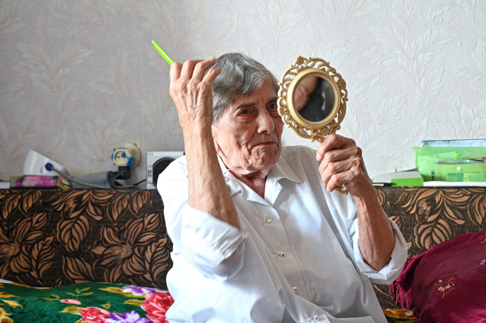 Išgyveno karą, artimųjų netektis, ištvėrė devynias operacijas, bet sulaukė šimto metų. Genovaitė Dūdienė šypsosi, jog yra pavyzdys, kad gyvenime stebuklų tikrai esama. P. ŽIDONIO nuotr.