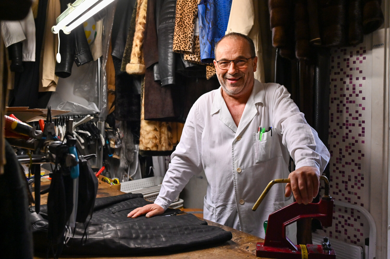 Meistras apgailestauja, kad neatsiranda, kas panorėtų išmokti jo amato. G. KARTANO nuotr.