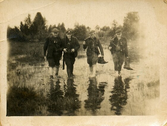 Vyčio apygardos Briedžio rinktinės Aro būrio partizanai brenda vandeniu. Ramygalos valsč. (dab. Panevėžio r.), apie 1948–1949 m. Kauno IX forto muziejaus rinkiniai (KDFM 35872).