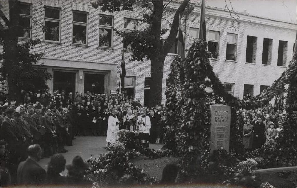 Paminklą sovietinių saugumo struktūrų žiauriai nužudytiems trims Panevėžio ligoninės chirurgams – Stanislovui Mačiuliui, Juozui Žemguliui ir Antanui Gudoniui – kūrė garsusis skulptorius Bernardas Bučas, pašventino pats vyskupas Kazimieras Paltarokas. (Nuotraukoje – paminklo atidengimas ligoninės kieme 1943 metų rugsėjo 19 dieną.) PANEVĖŽIO KRAŠTOTYROS MUZIEJAUS fondų nuotr.