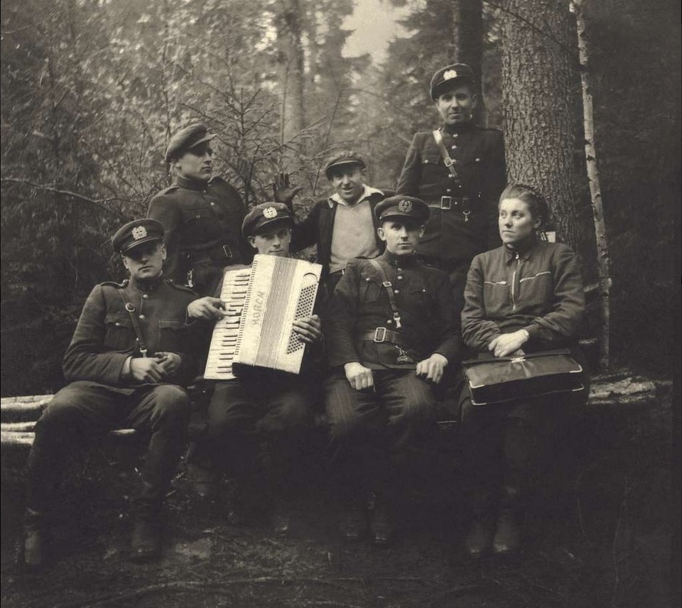 Lietuvos partizanų dainos, pasak jų tyrėjų, – išskirtinės: joje romantizmas dera su to meto realijomis. (Kęstučio apygardos Butigeidžio rinktinės Žalgirio būrio partizanai, 1950-ieji.) OKUPACIJOS IR LAISVĖS KOVŲ MUZIEJAUS fondų nuotr. 