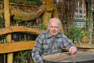 Į 85-uosius žengiantis Kęstutis Rudis ką tik baigė drožti šeimą. Kompoziciją, kurioje šalia žmonių įkurdino ir medinį šunį su katinu, pastatė sodininkų bendrijos „Sodžius“ matomiausioje vietoje – prie skelbimų lentos.