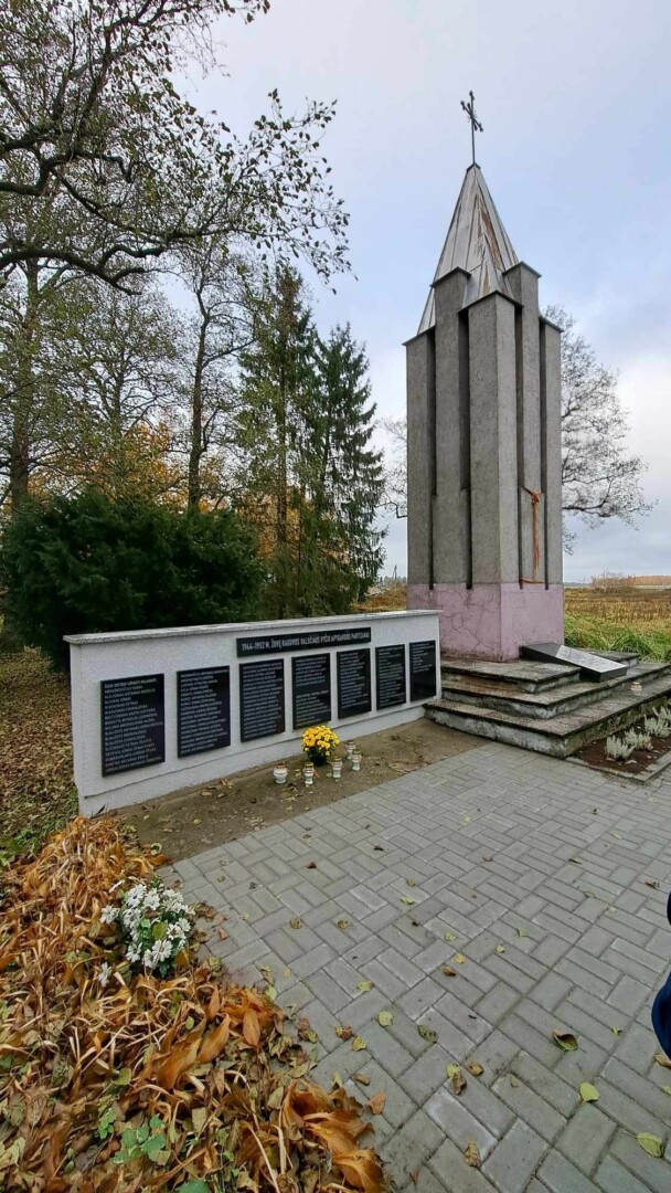 Koplyčia ir atminimo lentos šioje vietoje palaidotiems 1944–1953 metais Raguvos apylinkėse žuvusiems Vyčio apygardos partizanams, taip pat Raguvos krašto partizanams, kurių amžinojo poilsio vieta nėra žinoma, atminti. D. JUZĖNO nuotr.