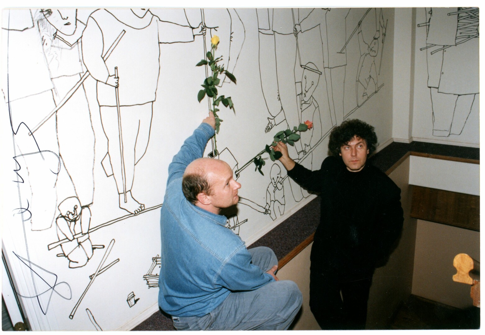 Galerijos sieną puošė Algimanto Aleksandravičiaus bičiulio menininko Stasio Eidrigevičiaus (dešinėje) piešinys. PANEVĖŽIO APSKRITIES G. PETKEVIČAITĖS-BITĖS VIEŠOSIOS BIBLIOTEKOS fondo nuotr.