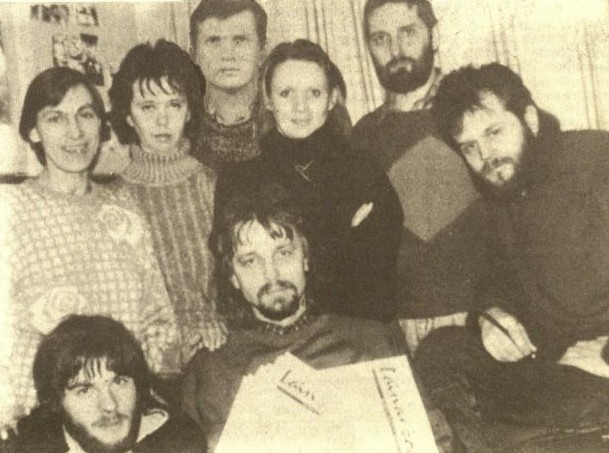 „Laisvo žodžio“ redakcijos kolektyvas: apačioje kairėje – fotografas Egidijus Ivanauskas, centre, – Arnoldas Simėnas, aukščiau iš kairės – poetė Elena Mezginaitė, sekretorė Laima Džiugaitė, Nomeda Simėnienė, korespondentas Bronius Matelis, dar aukščiau – dailininkas Gintaras Grigas, Vygaudas Vyšniauskas.