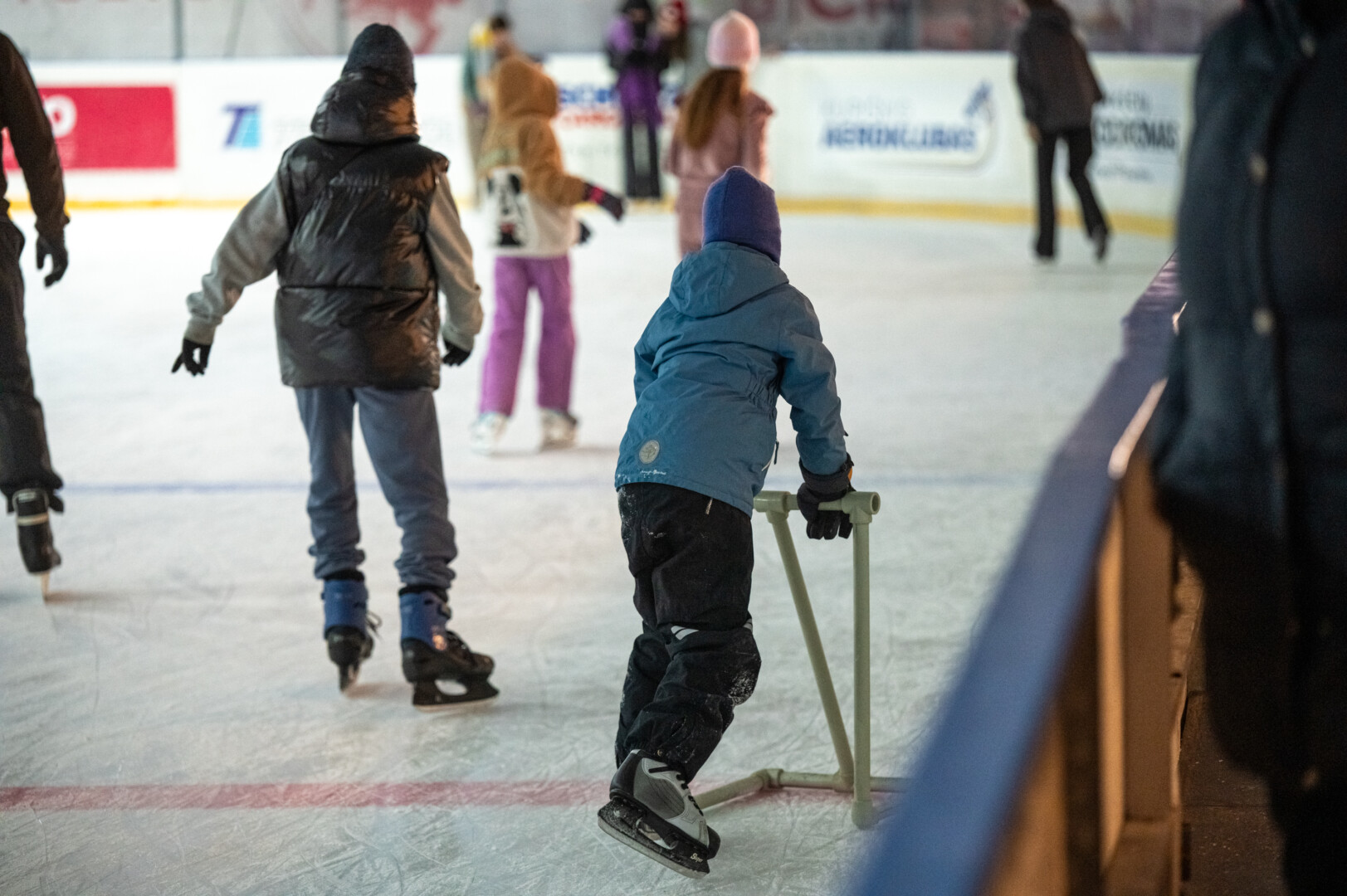 Į ledo arenos atnaujinimą investuota apie 60 tūkst. eurų, tačiau pokyčiais pasidžiaugti gali ne visi – nelikus pačiūžų nuomos paslaugos, dalis lankytojų ledo išbandyti negali. P. ŽIDONIO nuotr.