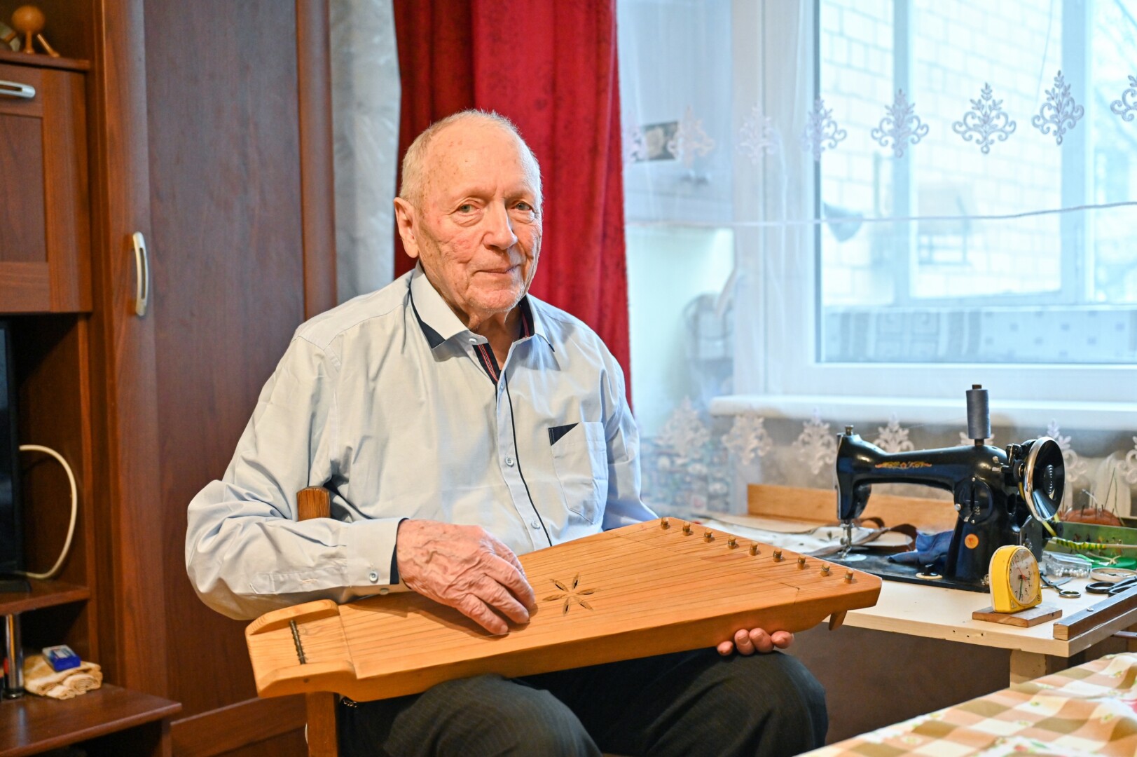 Jonas Giedrys skaičiuoja pagaminęs 140 kanklių. G. KARTANO nuotr.